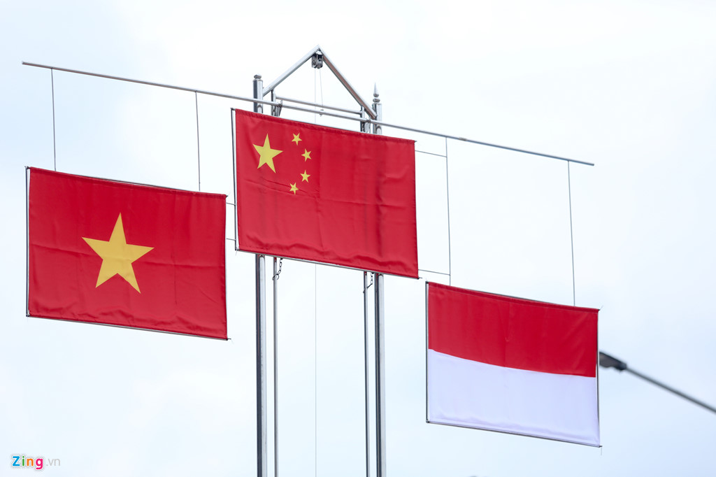 Tuyển rowing Việt Nam ôm chầm lấy chuyên gia Australia sau tấm HCB