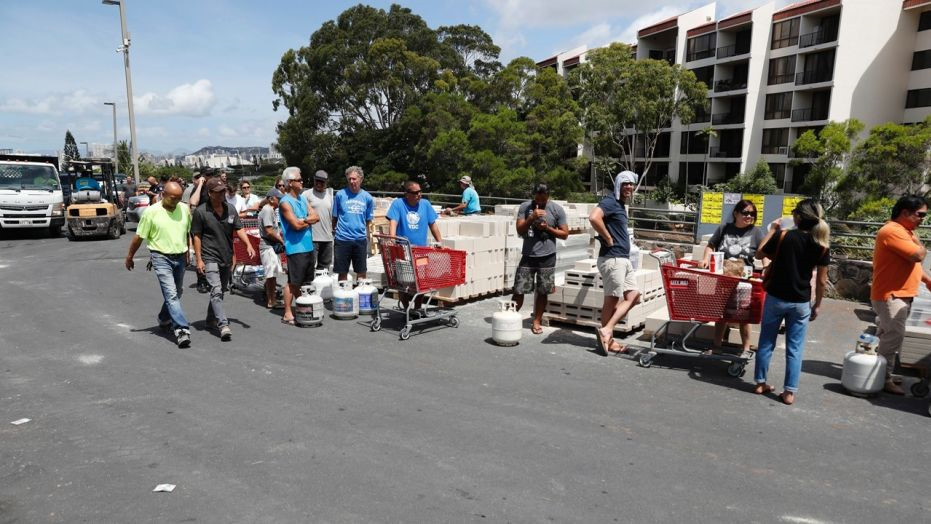 Dân Hawaii vét sạch đồ trước ngày siêu bão Lane đổ bộ