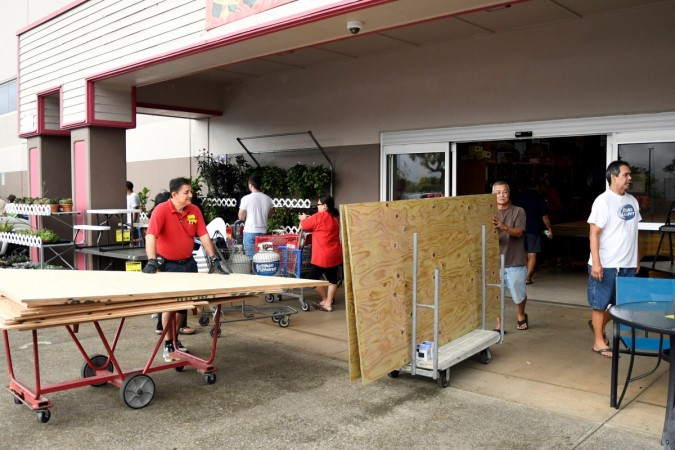 Dân Hawaii vét sạch đồ trước ngày siêu bão Lane đổ bộ