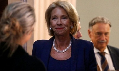 Bộ Giáo dục Mỹ xem xét cấp tiền mua súng cho giáo viên