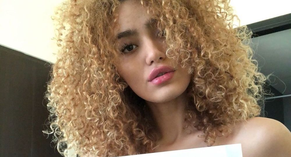 Nữ người mẫu xinh đẹp bán trinh mua nhà sống cùng mẹ