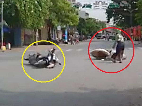 Góc oái oăm: 2 nữ ninja đi đường không quan sát rồi đâm nhau khiến cả 2 ngã lăn ra giữa đường