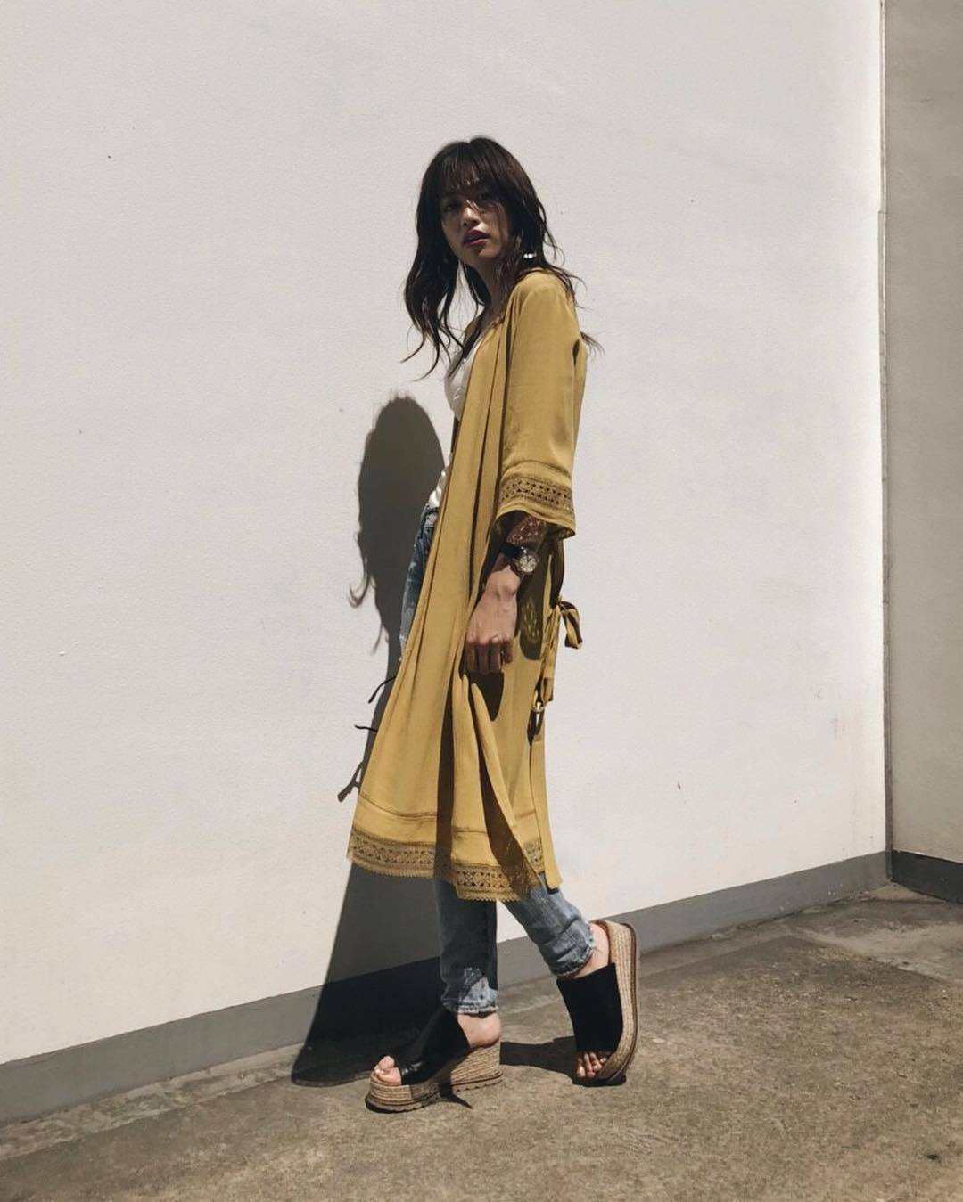 Chiếc áo khoác dáng dài lượt thượt này đích thực là món đồ cực đáng sắm cho tủ đồ mùa thu năm nay