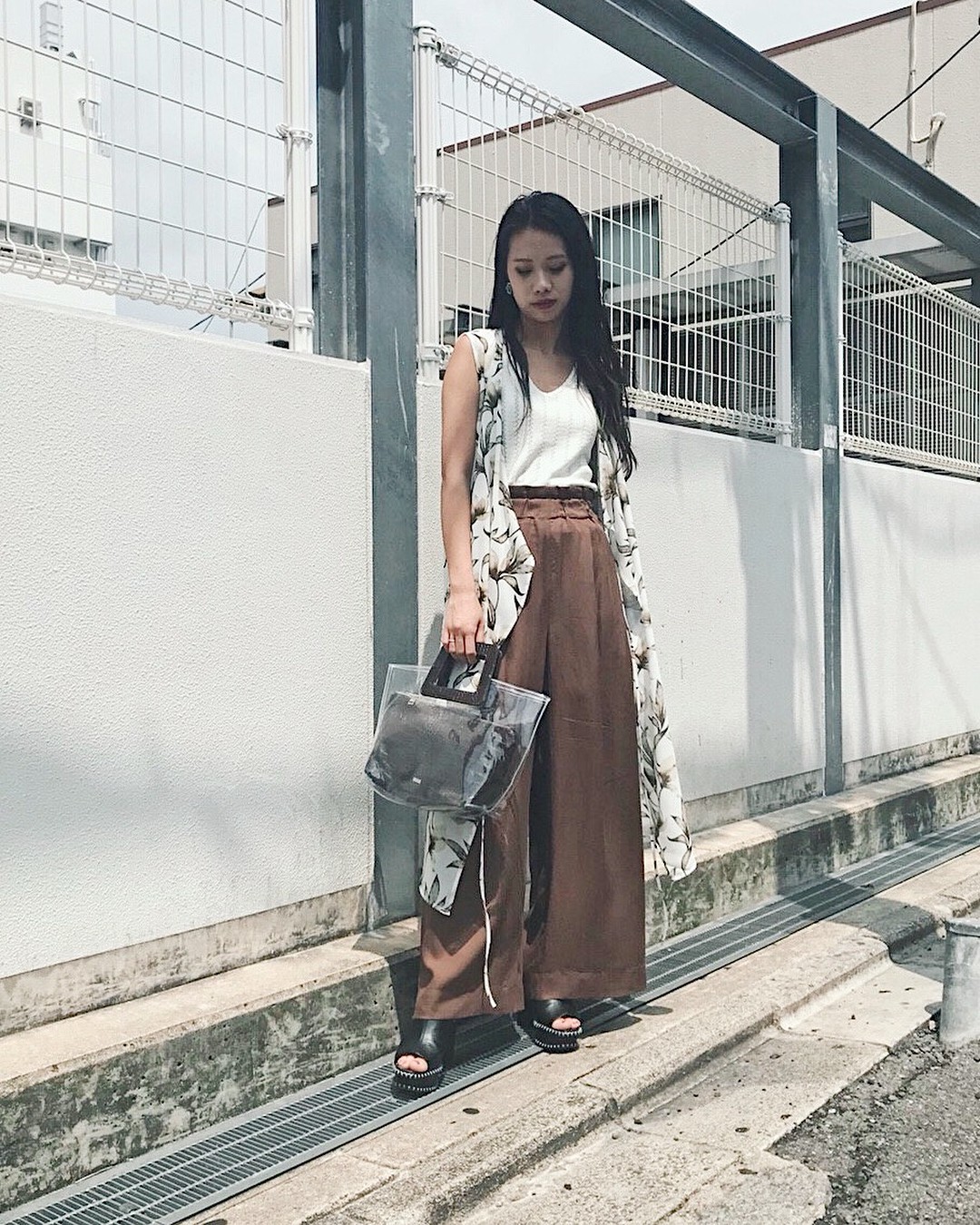 Chiếc áo khoác dáng dài lượt thượt này đích thực là món đồ cực đáng sắm cho tủ đồ mùa thu năm nay