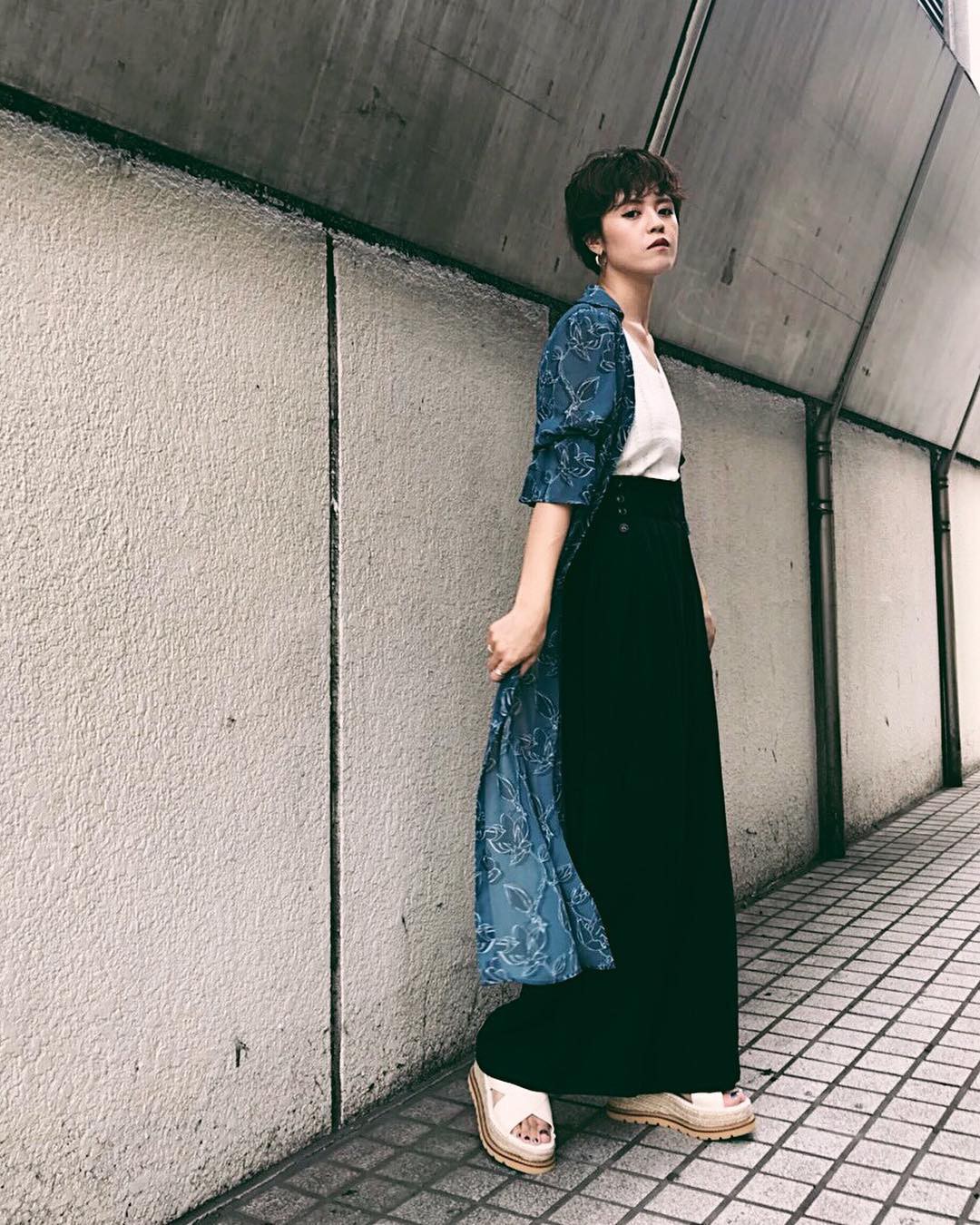 Chiếc áo khoác dáng dài lượt thượt này đích thực là món đồ cực đáng sắm cho tủ đồ mùa thu năm nay