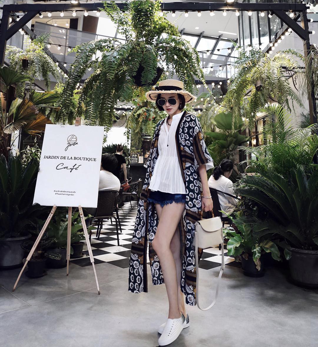 Chiếc áo khoác dáng dài lượt thượt này đích thực là món đồ cực đáng sắm cho tủ đồ mùa thu năm nay