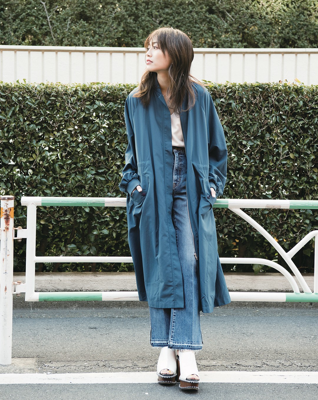 Chiếc áo khoác dáng dài lượt thượt này đích thực là món đồ cực đáng sắm cho tủ đồ mùa thu năm nay