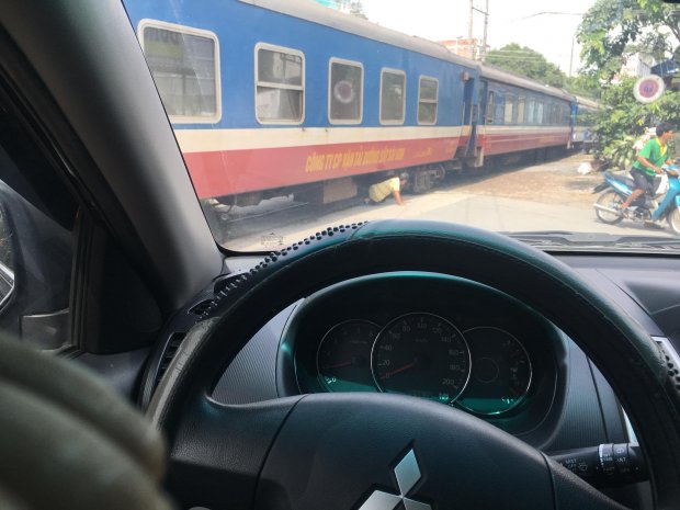 Hoảng hồn cảnh người dân luồn lách qua gầm đoàn tàu để qua đường