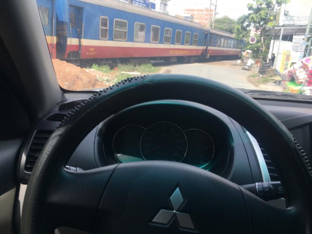 Hoảng hồn cảnh người dân luồn lách qua gầm đoàn tàu để qua đường