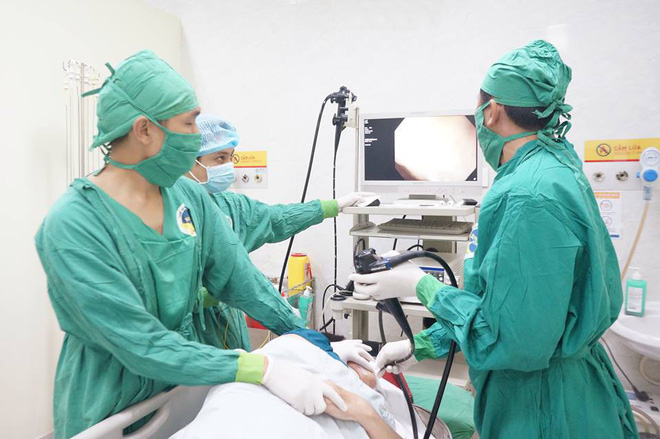 Suýt chết vì thủng ruột do nuốt phải... răng giả