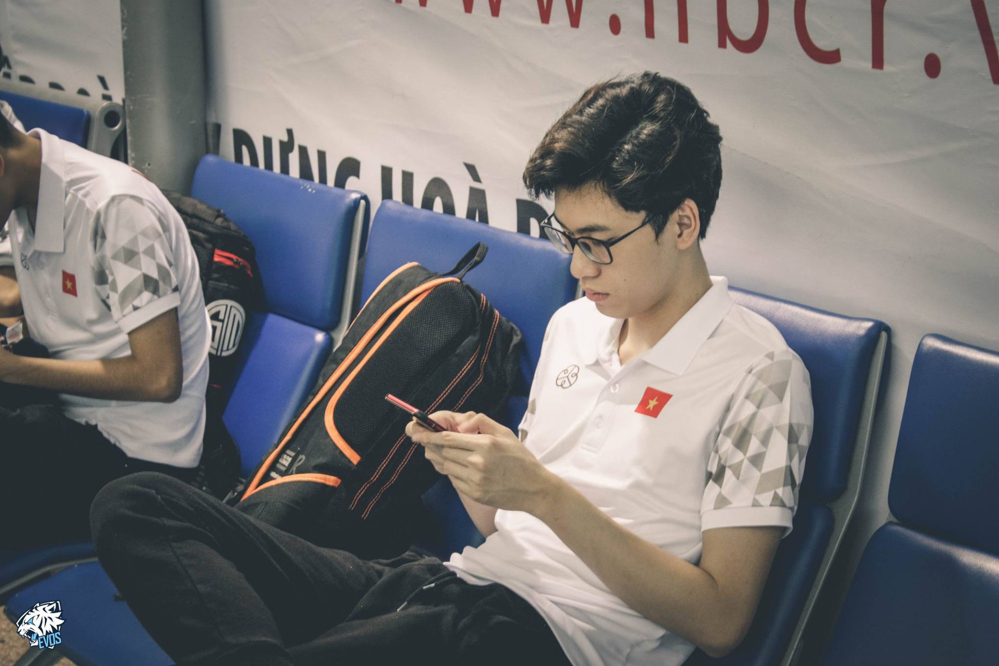 Hot boy tuyển LMHT quốc gia chiếm hết spotlight trong loạt ảnh cả đội lên đường thi đấu ASIAD