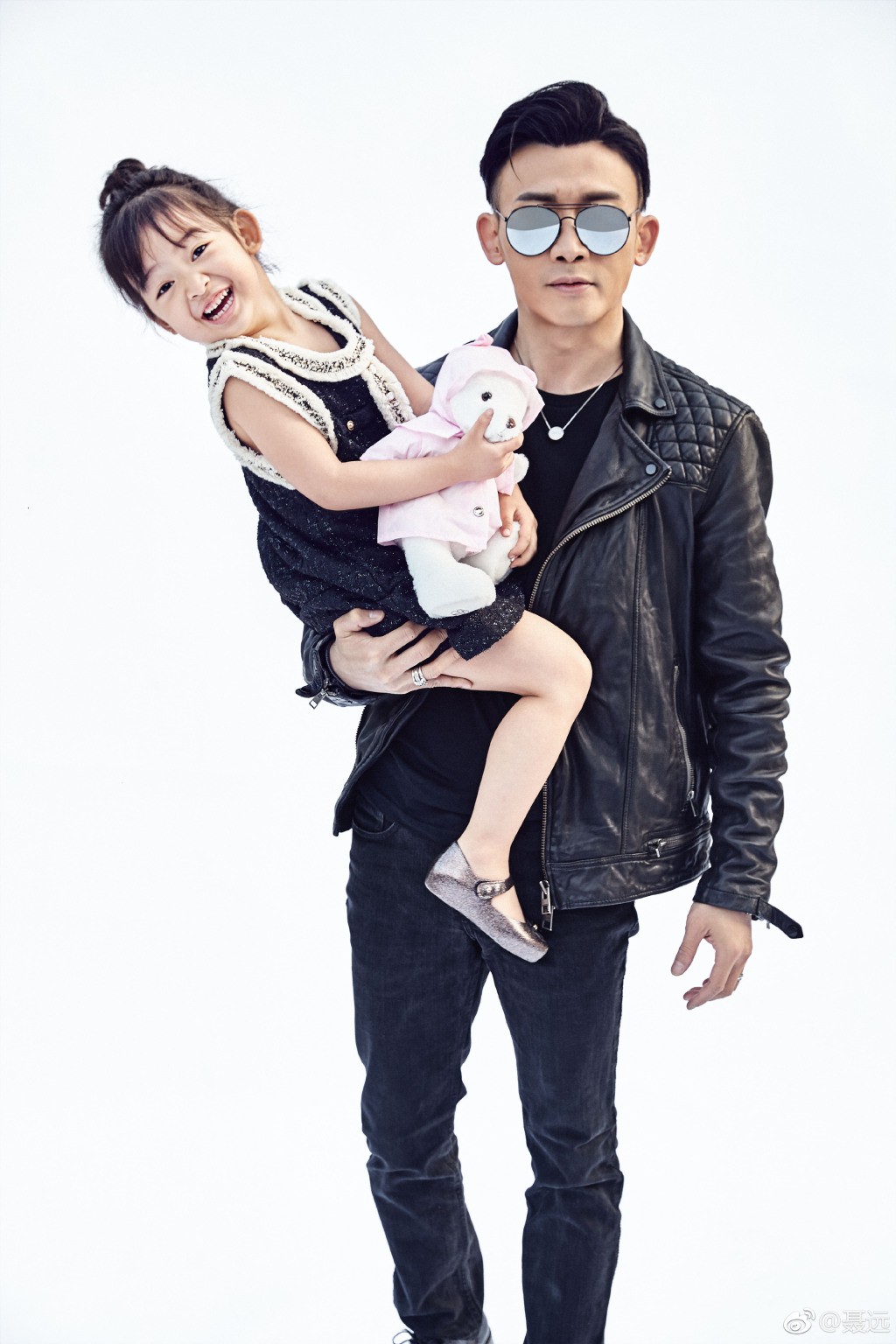 Vướng loạt scandal đồng tính, đánh người, Hoàng Thượng Nhiếp Viễn vẫn khiến dân tình tan chảy vì yêu chiều con gái