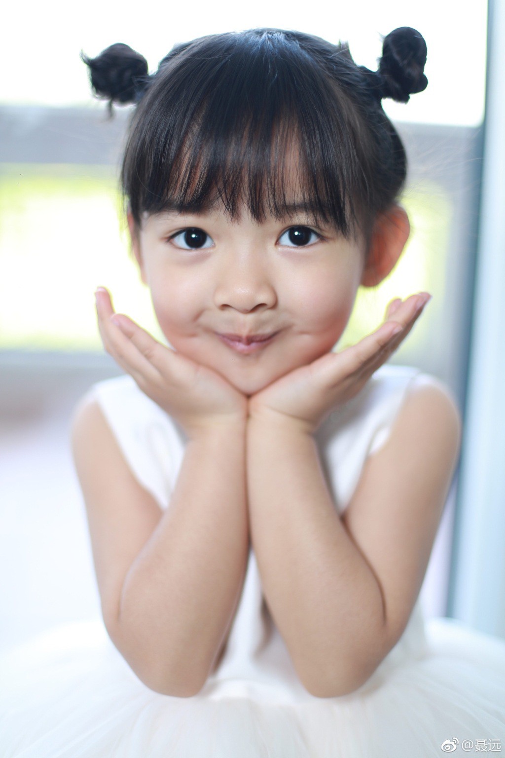 Vướng loạt scandal đồng tính, đánh người, Hoàng Thượng Nhiếp Viễn vẫn khiến dân tình tan chảy vì yêu chiều con gái