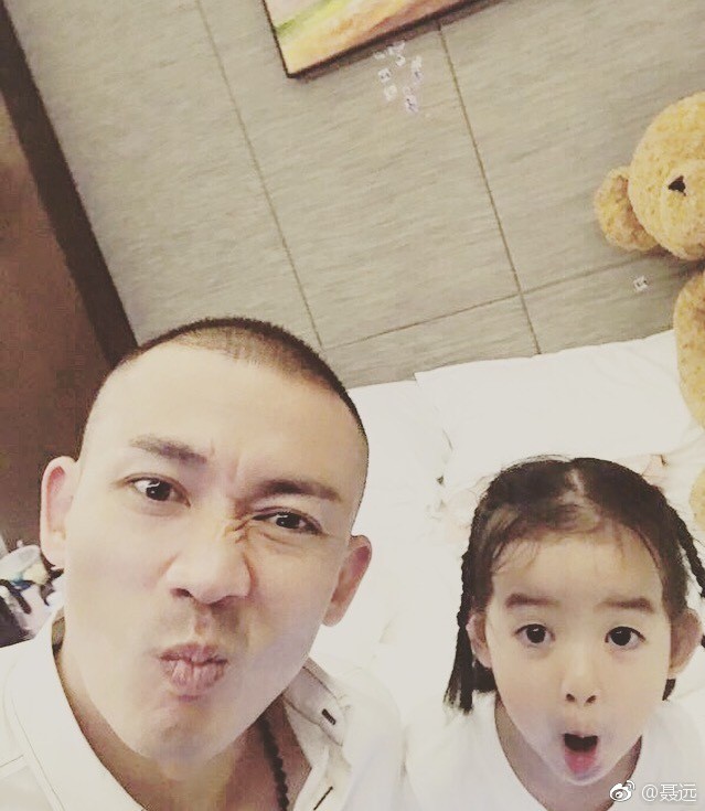 Vướng loạt scandal đồng tính, đánh người, Hoàng Thượng Nhiếp Viễn vẫn khiến dân tình tan chảy vì yêu chiều con gái