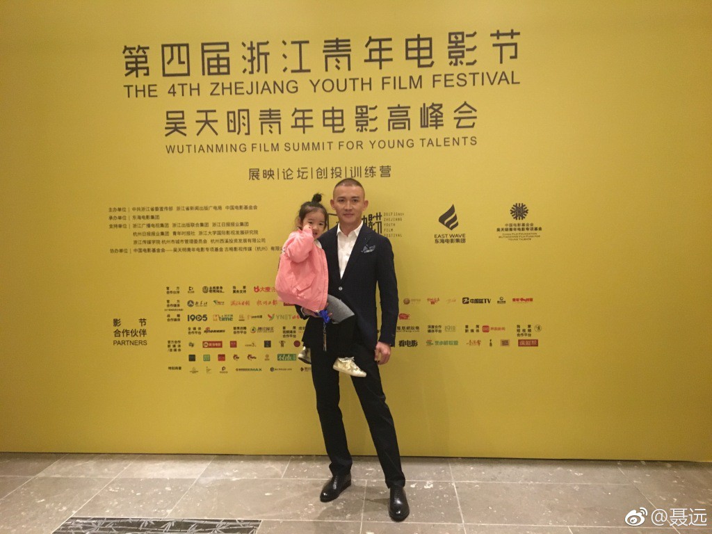 Vướng loạt scandal đồng tính, đánh người, Hoàng Thượng Nhiếp Viễn vẫn khiến dân tình tan chảy vì yêu chiều con gái