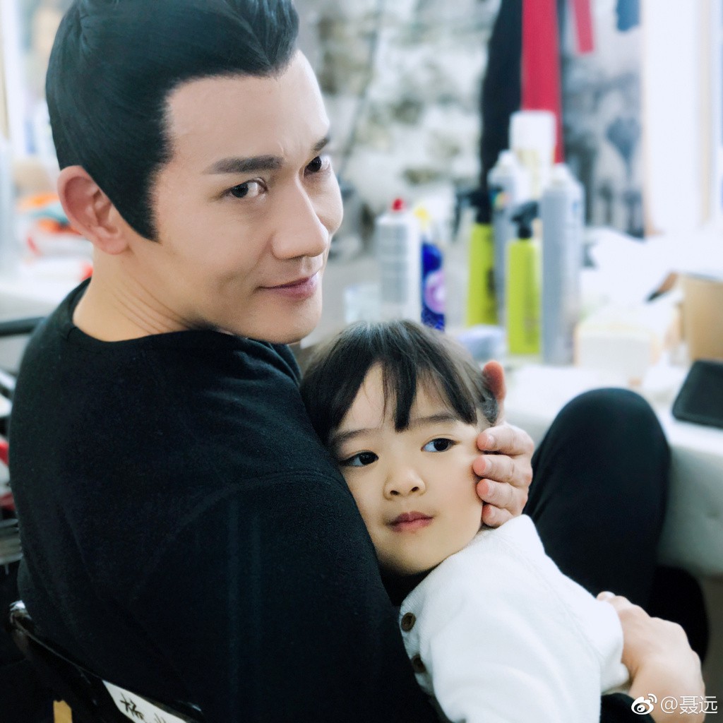 Vướng loạt scandal đồng tính, đánh người, Hoàng Thượng Nhiếp Viễn vẫn khiến dân tình tan chảy vì yêu chiều con gái