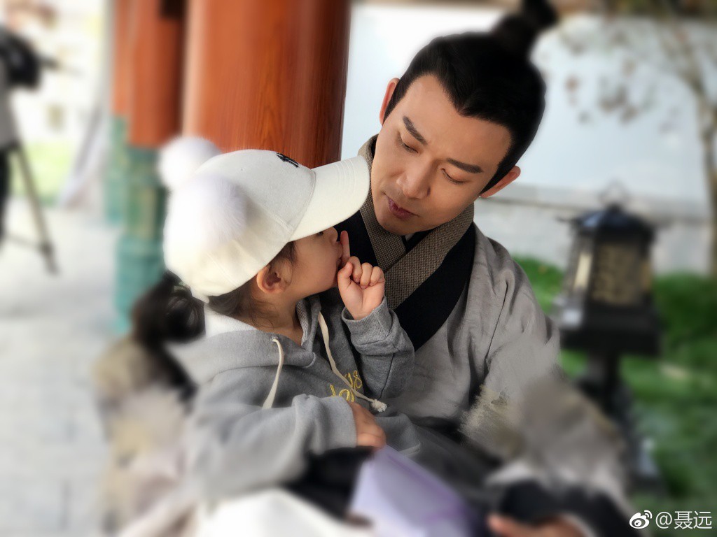 Vướng loạt scandal đồng tính, đánh người, Hoàng Thượng Nhiếp Viễn vẫn khiến dân tình tan chảy vì yêu chiều con gái