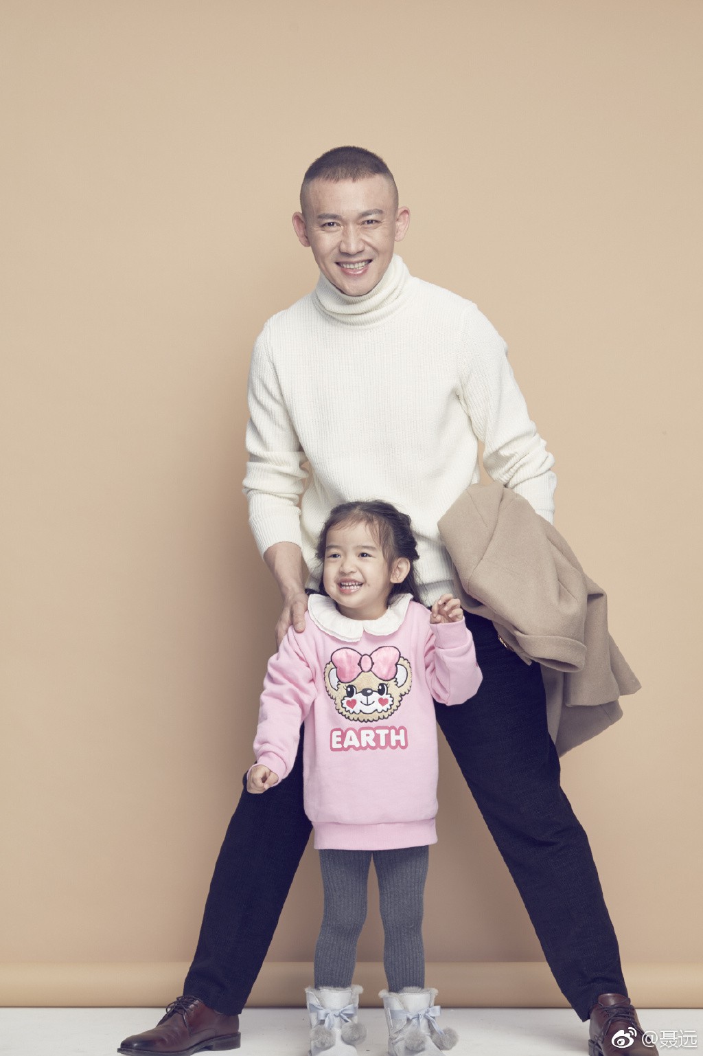 Vướng loạt scandal đồng tính, đánh người, Hoàng Thượng Nhiếp Viễn vẫn khiến dân tình tan chảy vì yêu chiều con gái