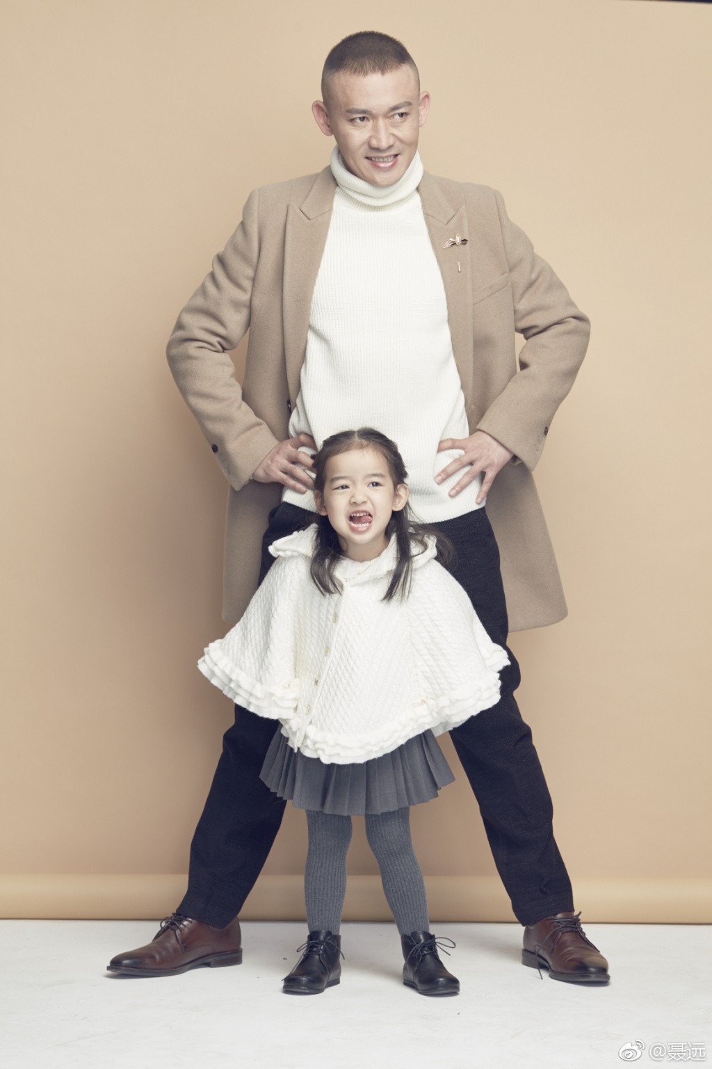 Vướng loạt scandal đồng tính, đánh người, Hoàng Thượng Nhiếp Viễn vẫn khiến dân tình tan chảy vì yêu chiều con gái