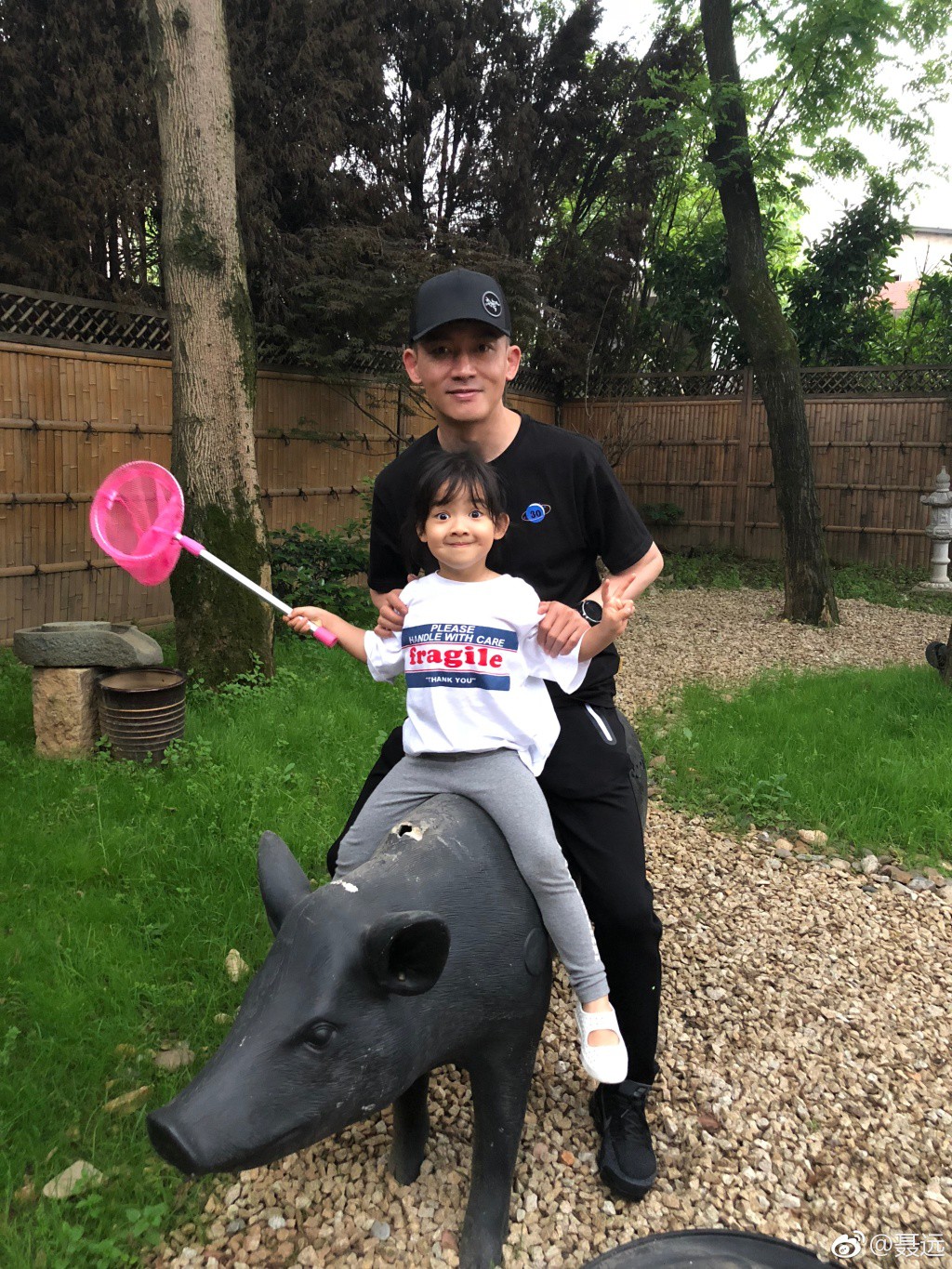 Vướng loạt scandal đồng tính, đánh người, Hoàng Thượng Nhiếp Viễn vẫn khiến dân tình tan chảy vì yêu chiều con gái