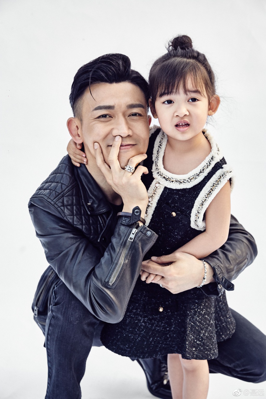 Vướng loạt scandal đồng tính, đánh người, Hoàng Thượng Nhiếp Viễn vẫn khiến dân tình tan chảy vì yêu chiều con gái