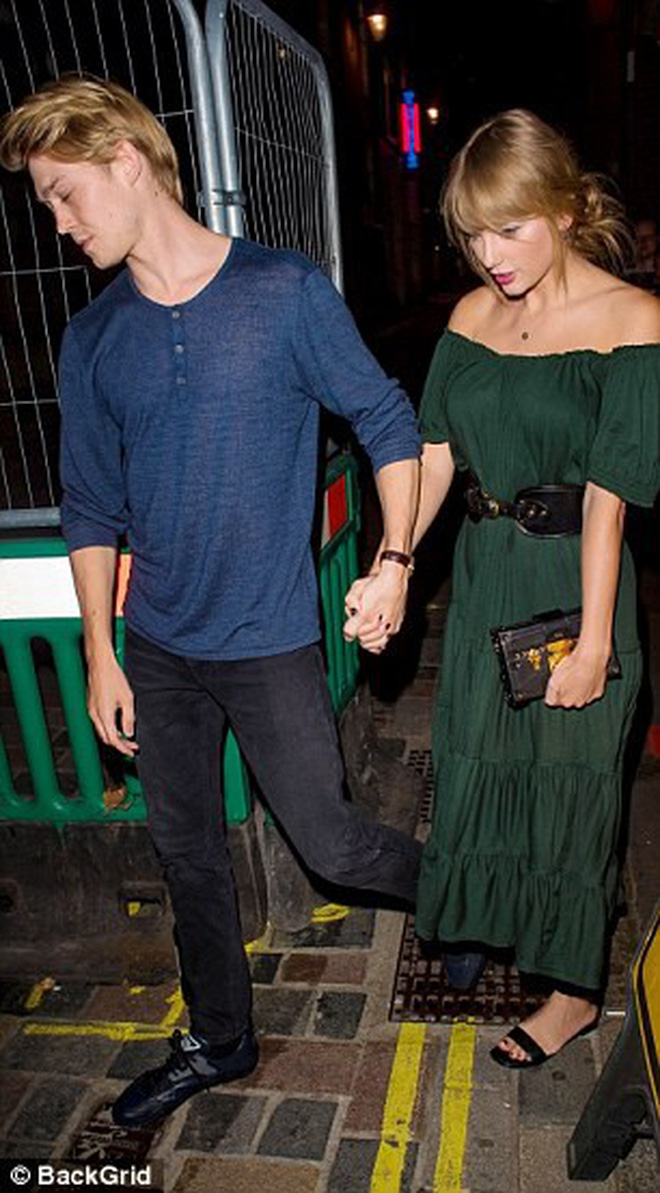Xuất hiện hiếm hoi bên bạn trai, Taylor Swift diện váy khéo khoe vòng 1 đầy đặn không còn lép