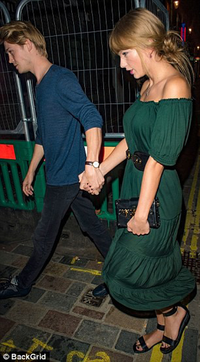 Xuất hiện hiếm hoi bên bạn trai, Taylor Swift diện váy khéo khoe vòng 1 đầy đặn không còn lép