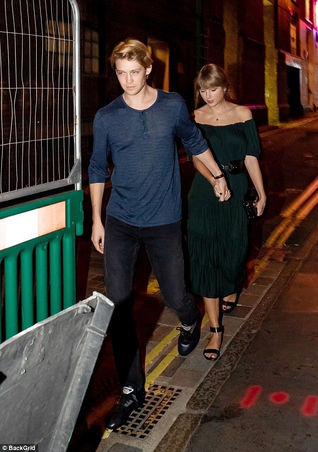 Xuất hiện hiếm hoi bên bạn trai, Taylor Swift diện váy khéo khoe vòng 1 đầy đặn không còn lép