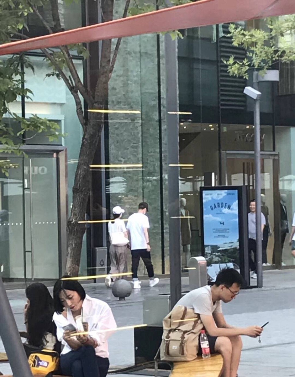 Triệu Lệ Dĩnh tay nắm chặt tay Phùng Thiệu Phong dạo phố, tiêu hết 350 triệu tiền quần áo?