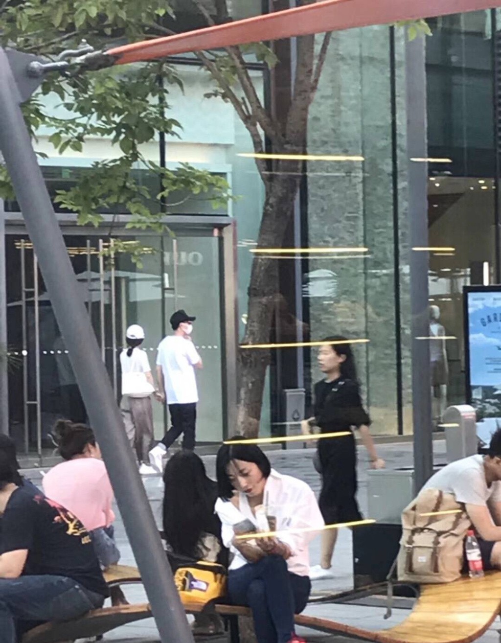 Triệu Lệ Dĩnh tay nắm chặt tay Phùng Thiệu Phong dạo phố, tiêu hết 350 triệu tiền quần áo?