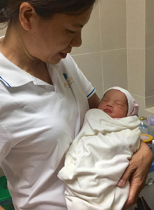 Bé gái lớn lên trong bụng người mẹ hôn mê suốt 3 tháng