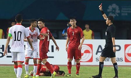 Trọng tài đúng hay sai khi phạt việt vị, rút thẻ đỏ Olympic Bahrain?