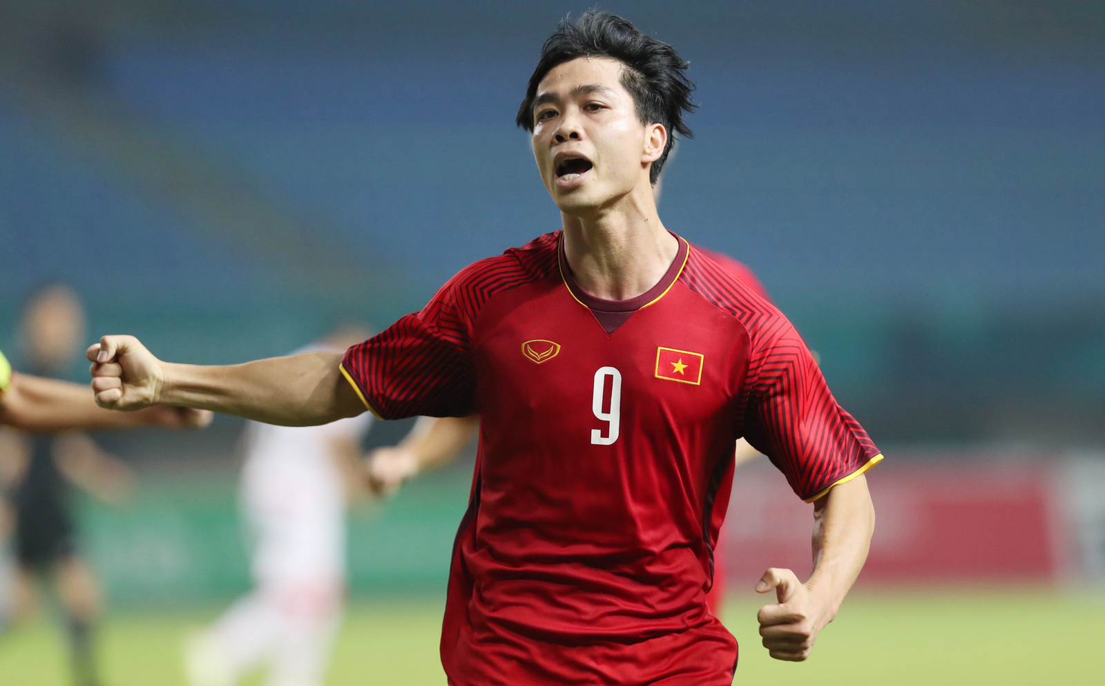 HLV Park Hang-seo lặng lẽ đi cảm ơn CĐV