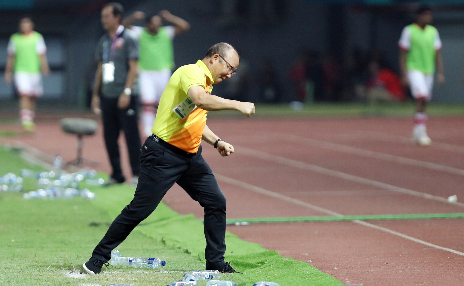 HLV Park Hang-seo lặng lẽ đi cảm ơn CĐV