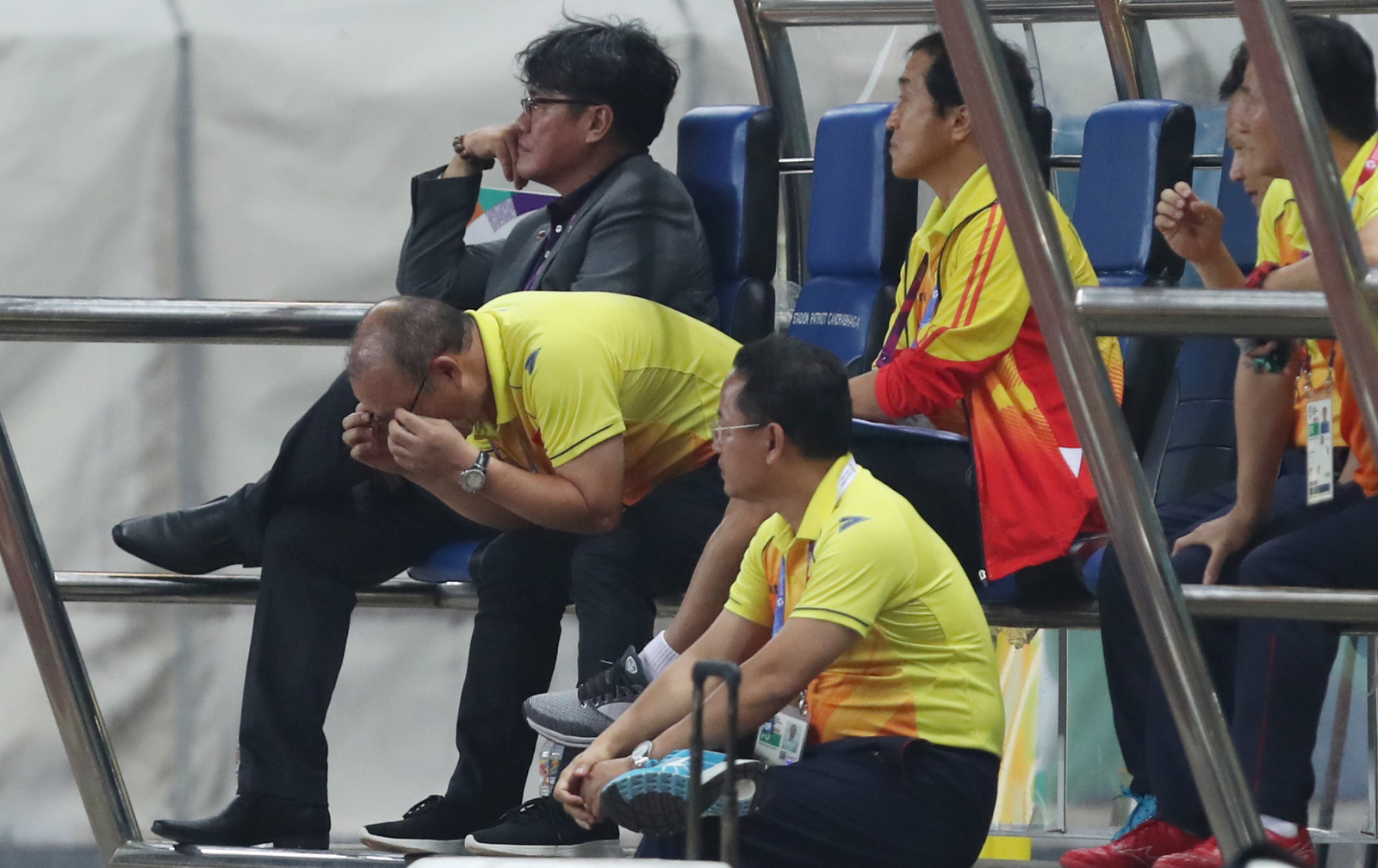 HLV Park Hang-seo lặng lẽ đi cảm ơn CĐV