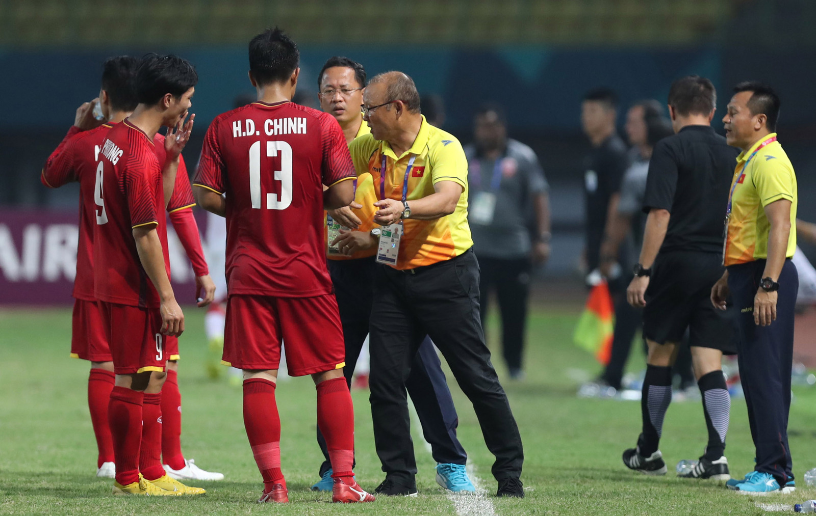 HLV Park Hang-seo lặng lẽ đi cảm ơn CĐV