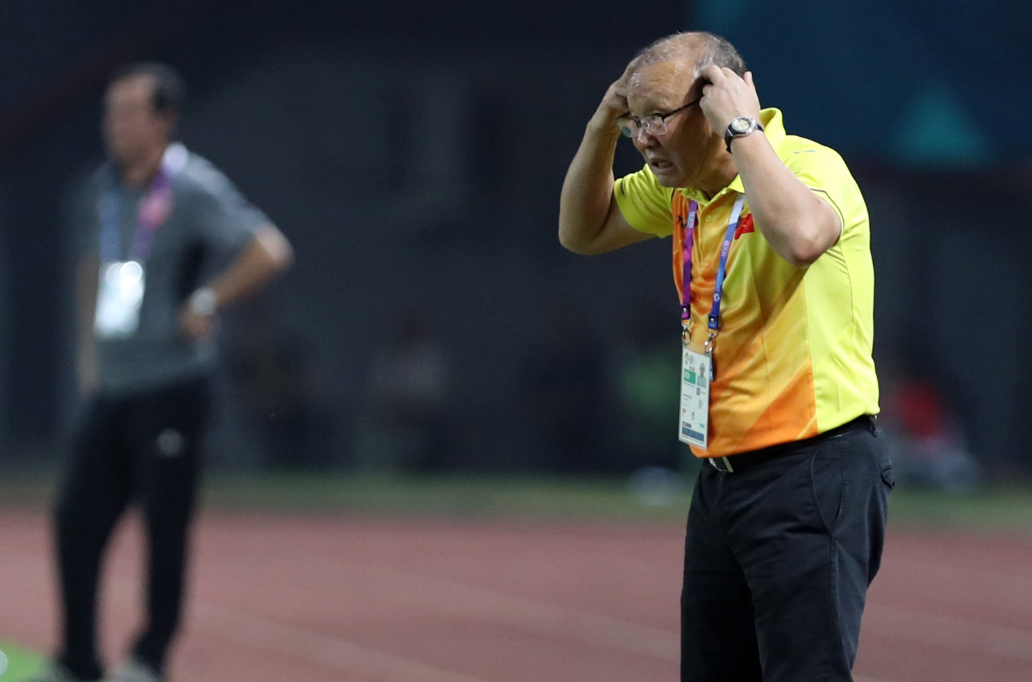 HLV Park Hang-seo lặng lẽ đi cảm ơn CĐV