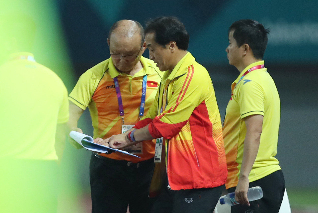 HLV Park Hang-seo lặng lẽ đi cảm ơn CĐV