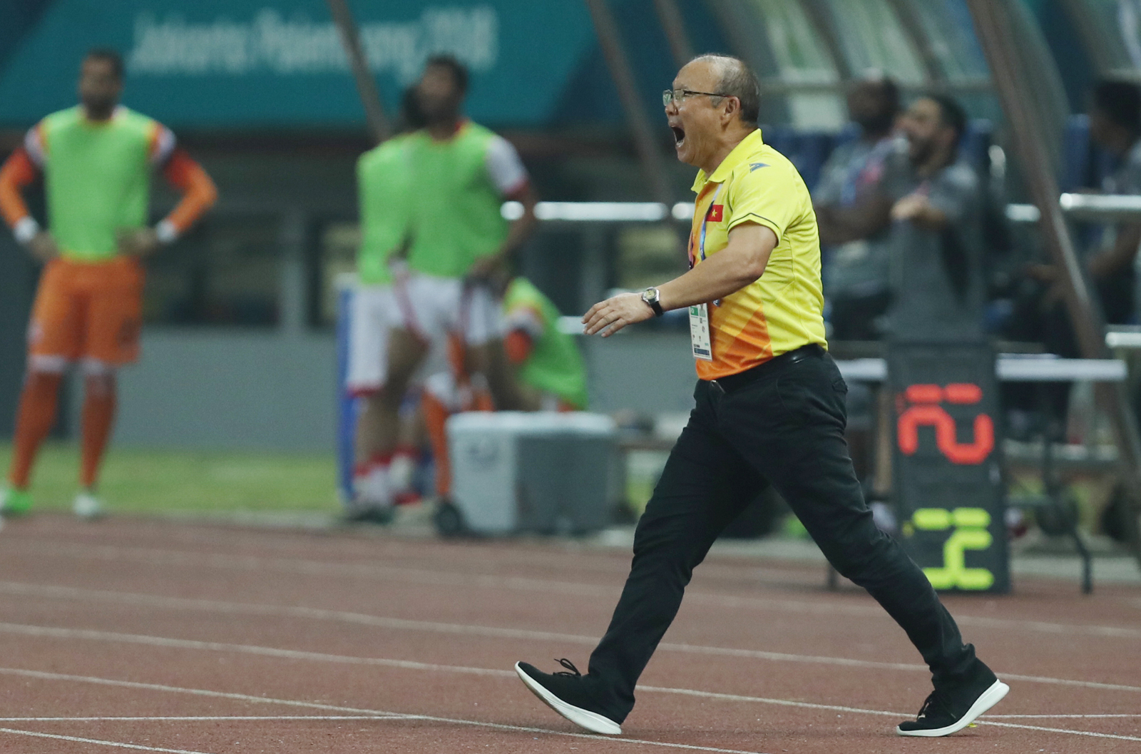 HLV Park Hang-seo lặng lẽ đi cảm ơn CĐV