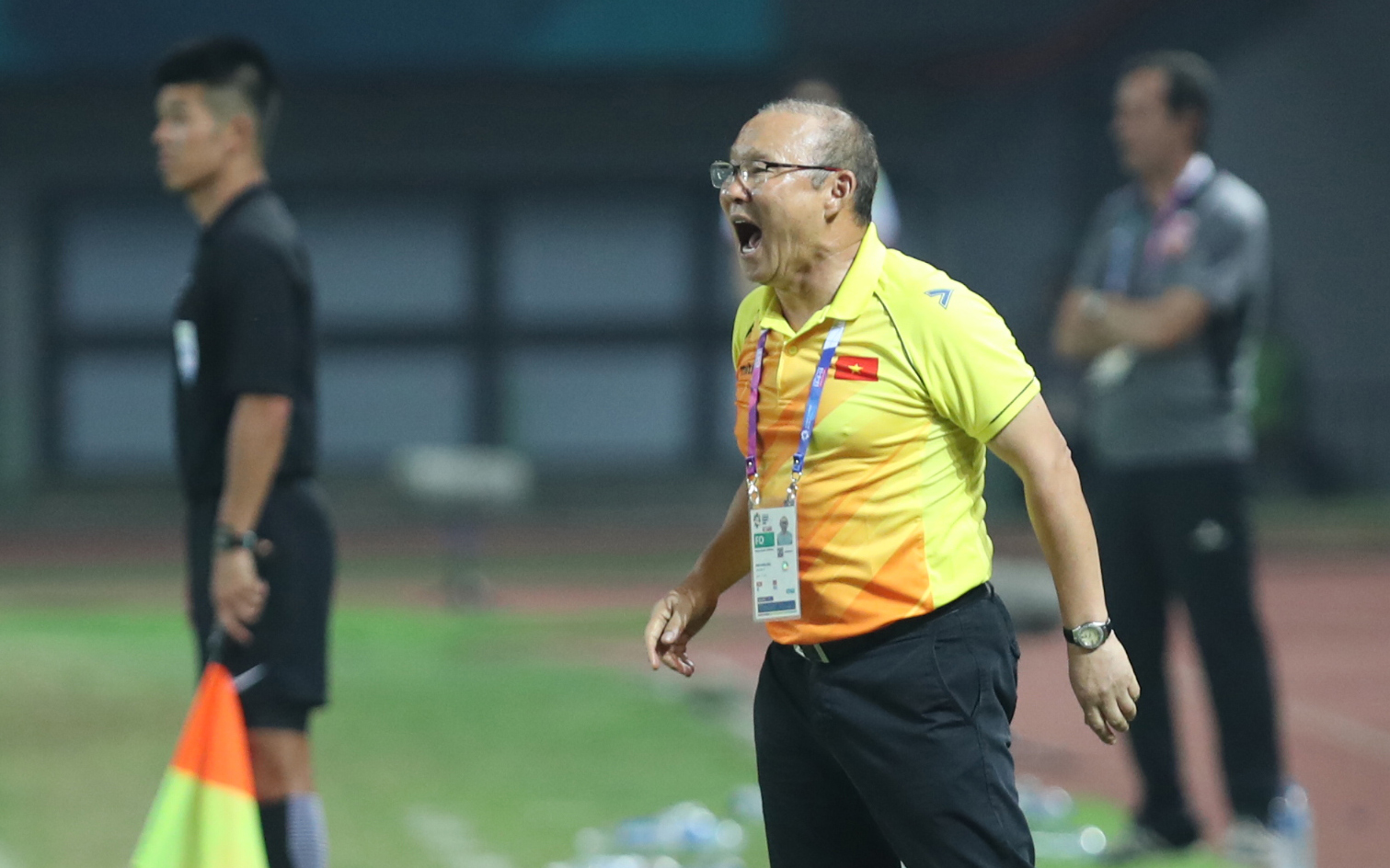 HLV Park Hang-seo lặng lẽ đi cảm ơn CĐV