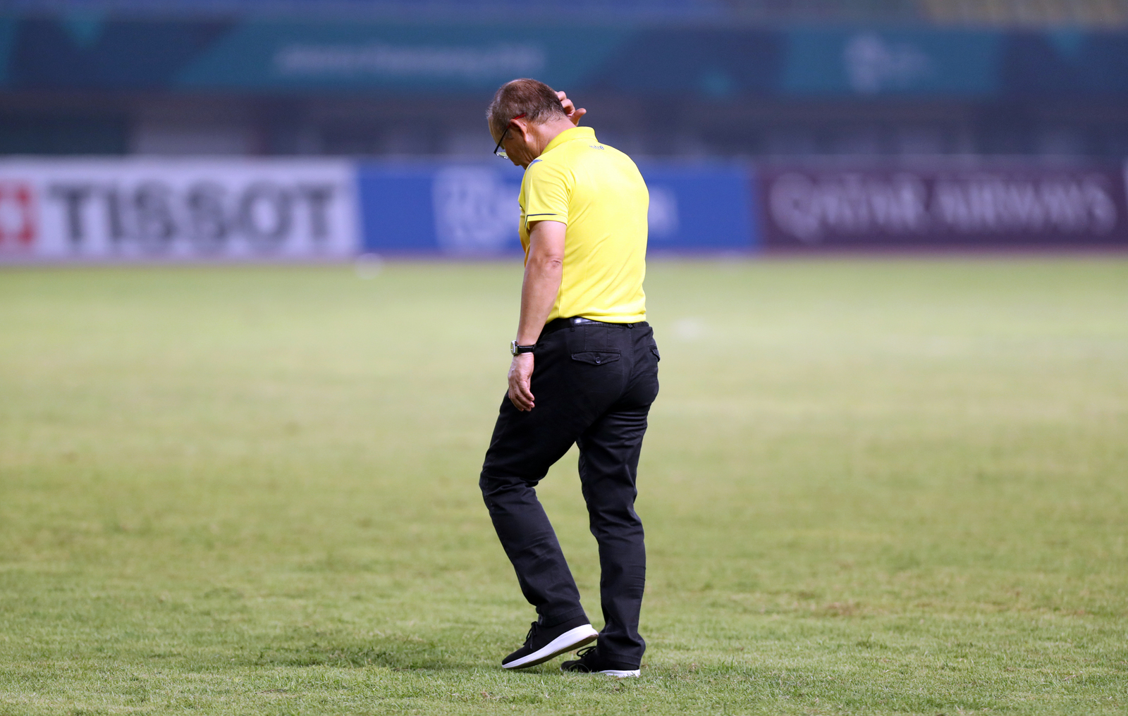 HLV Park Hang-seo lặng lẽ đi cảm ơn CĐV