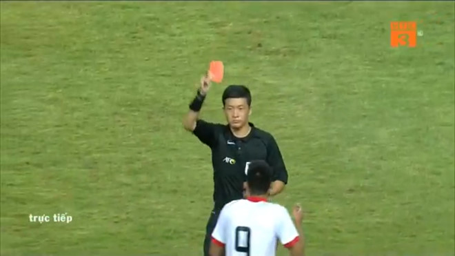 Dân mạng tìm kiếm soái ca trọng tài sau chiến thắng của Olympic VN