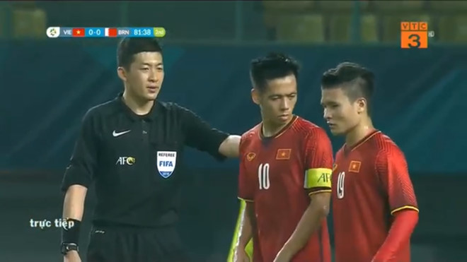 Dân mạng tìm kiếm soái ca trọng tài sau chiến thắng của Olympic VN