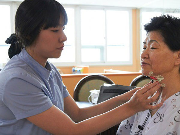 Mùa Vu Lan báo hiếu: Thuê người chăm sóc cha mẹ khi ốm đau có coi là bất hiếu?