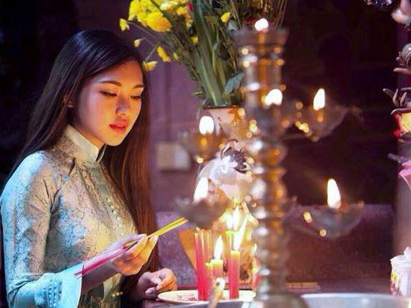 Từ chuyện bông hồng cài áo mùa Vu Lan: Báo hiếu gia tiên thế nào cho đúng khi cha mẹ đã khuất ?