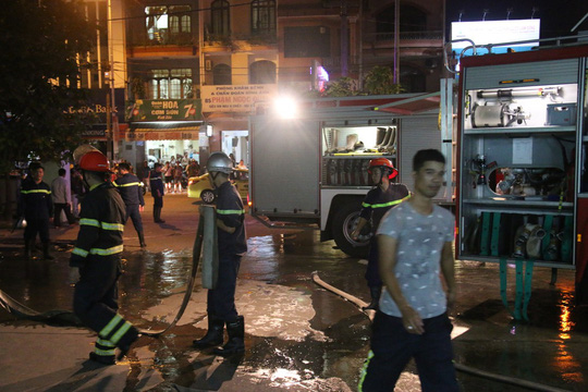 Cháy kho vật tư Bệnh viện Đà Nẵng, hốt hoảng di chuyển bệnh nhân ra ngoài