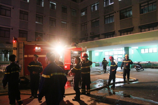 Cháy kho vật tư Bệnh viện Đà Nẵng, hốt hoảng di chuyển bệnh nhân ra ngoài