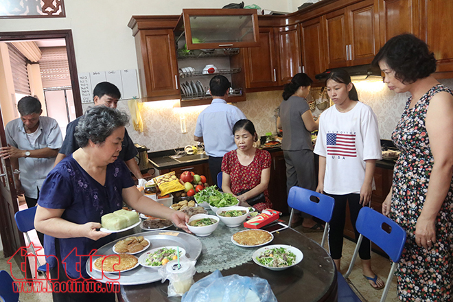 Mâm cơm lễ cúng rằm tháng 7 của một gia đình Hà Nội