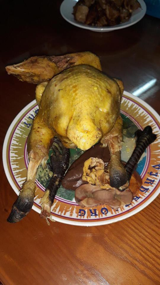 Bày biện món gà luộc rụng tứ chi cúng rằm tháng 7, nàng dâu mới bối rối không biết nói sao với mẹ chồng