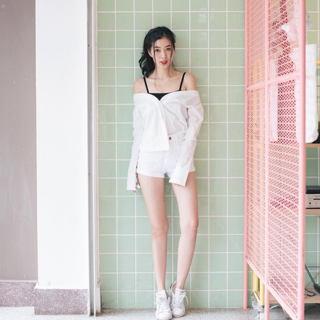 Mặc đồ cũ mà như mới với 15 tuyệt chiêu mix layer từ loạt item có sẵn như áo phông, quần shorts, áo hai dây...